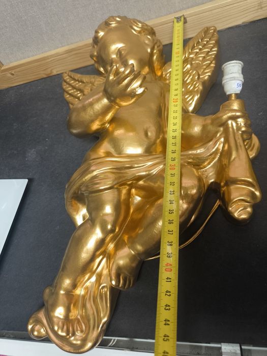 Aplique de Parede Anjo Dourado 
Dê um toque de elegância clássica e so