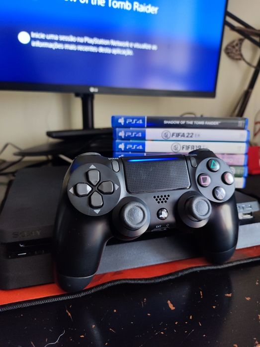 PS4 + comando e 3 jogos