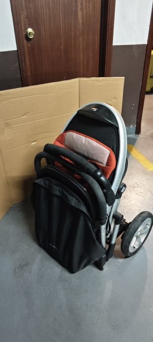 Carrinho de criança completo com todas as proteções e abrigos.