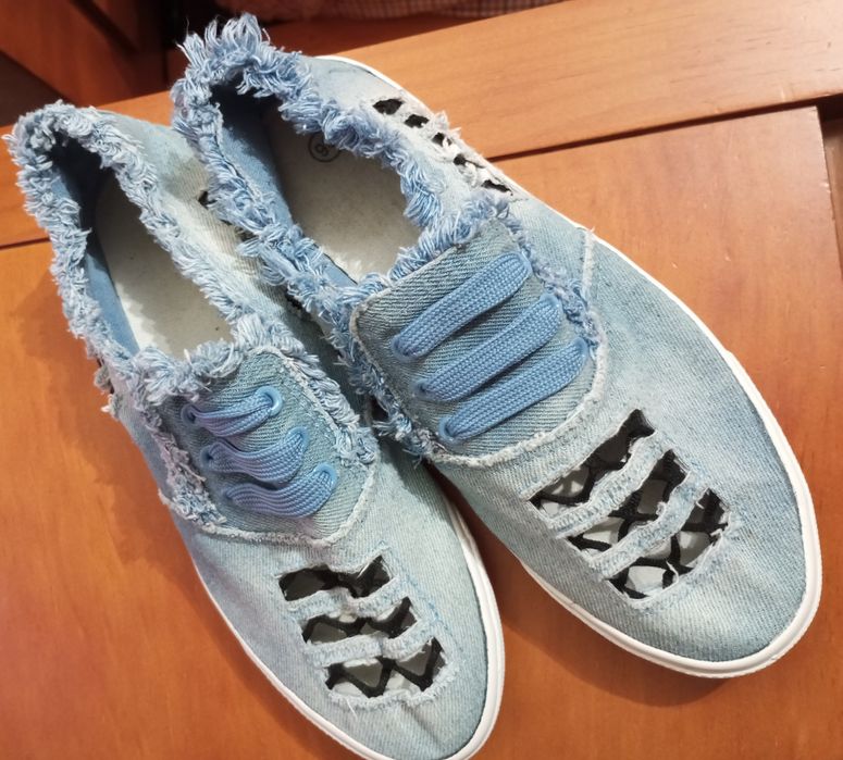 Sapatilhas em tom azul clarinho