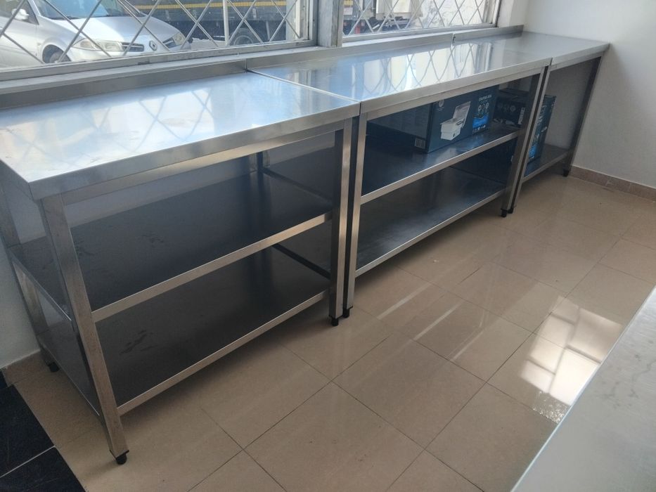 Mesa de inox com prateleira
