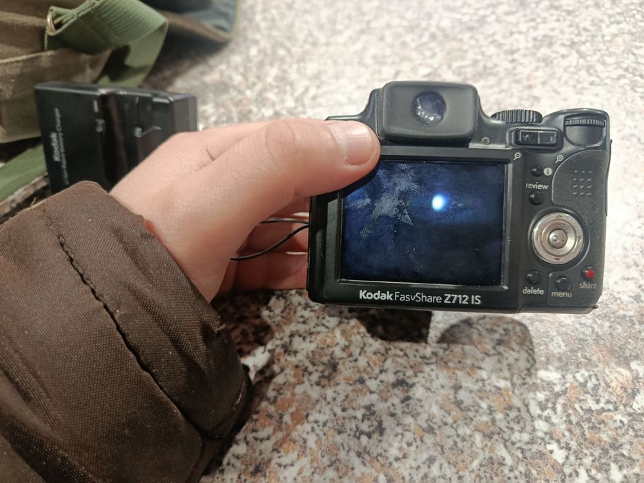 Ноутбук і фотоапарат на запчастини