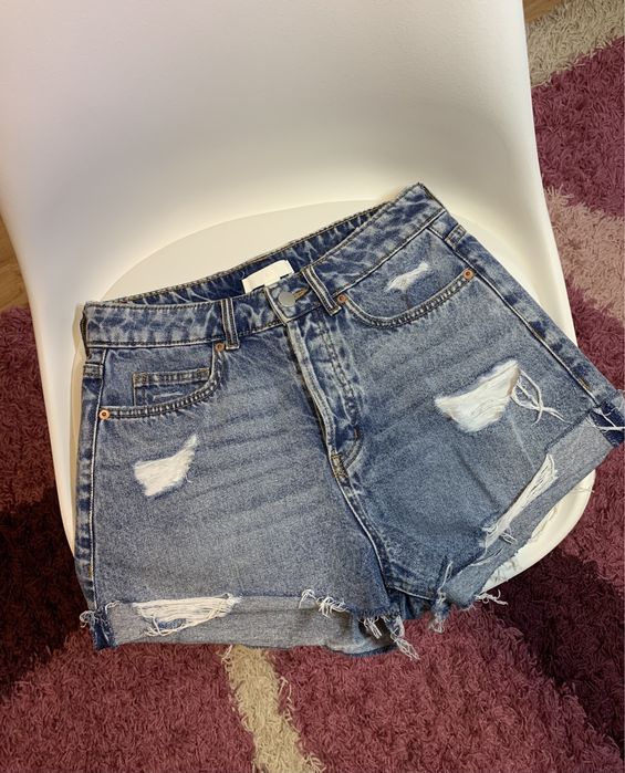 Джинсові шорти H&M жіночі, з потертостями необробленим краєм