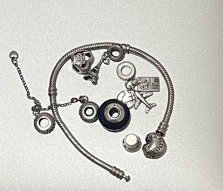 Pulseira Pandora Com charms e traba de segurança
