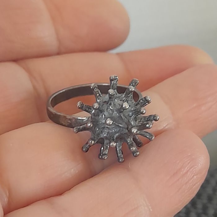 Stary srebrny pierścionek jeżyk