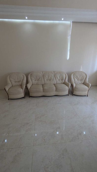 Продам Шикарный кожаный комплект. "Borzalino"  Диван и два кресла.