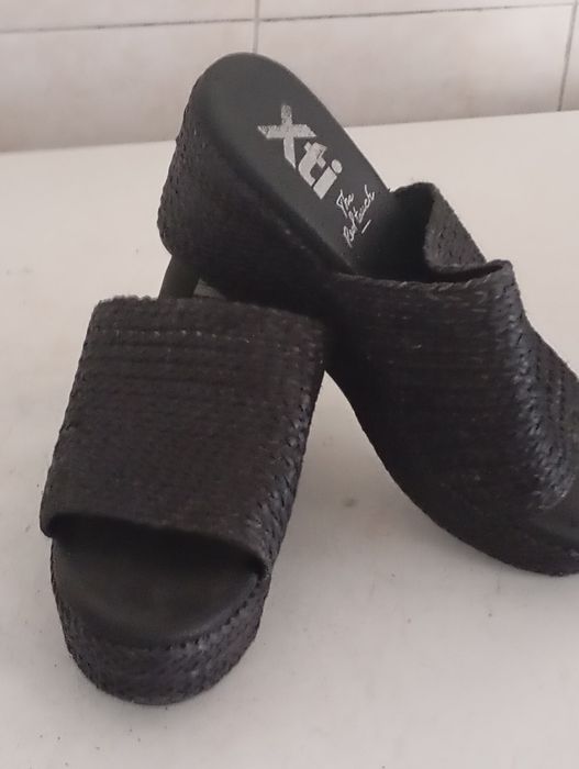 Socas de salto em cunha usadas