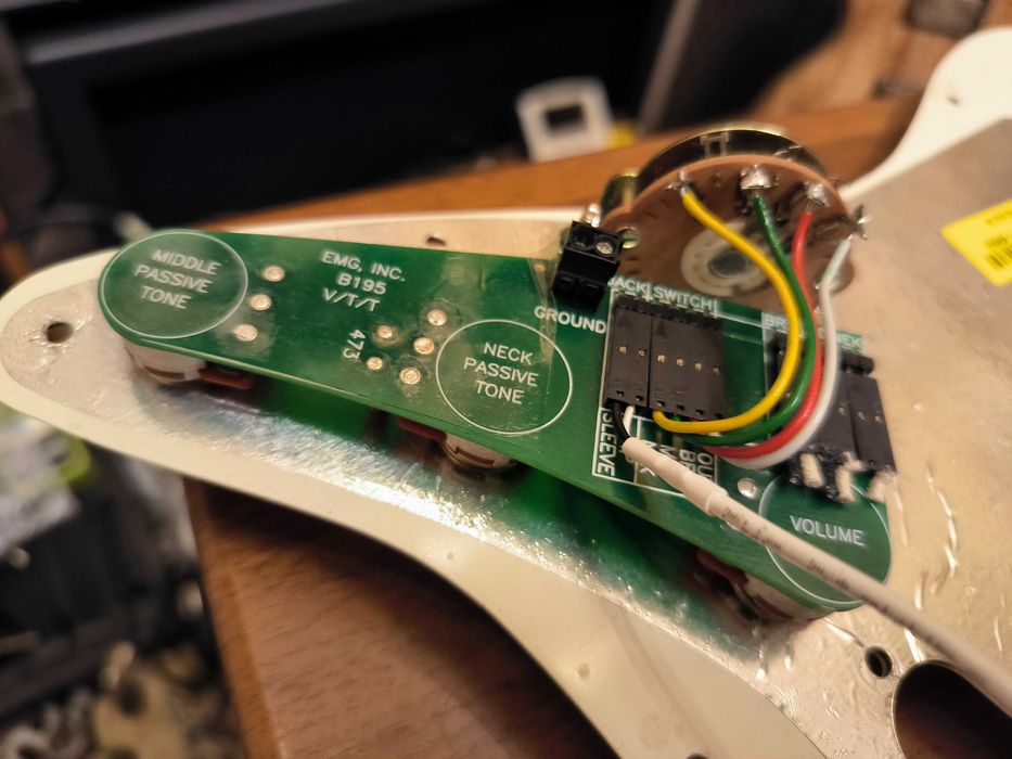 Пікгард фірмовий для Fender Stratocaster від EMG