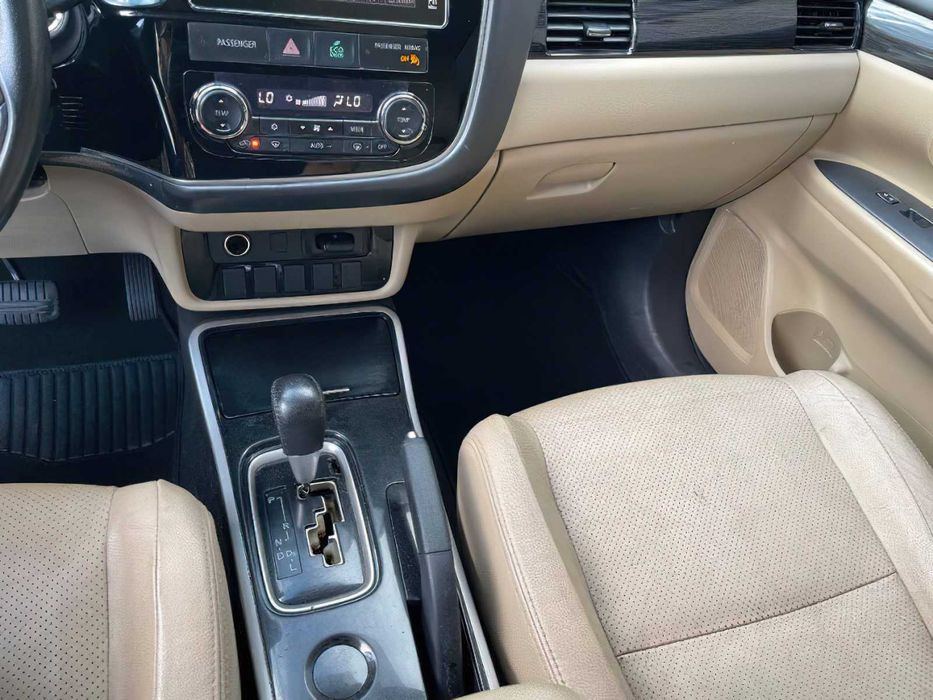 Mitsubishi Outlander SEL      2017