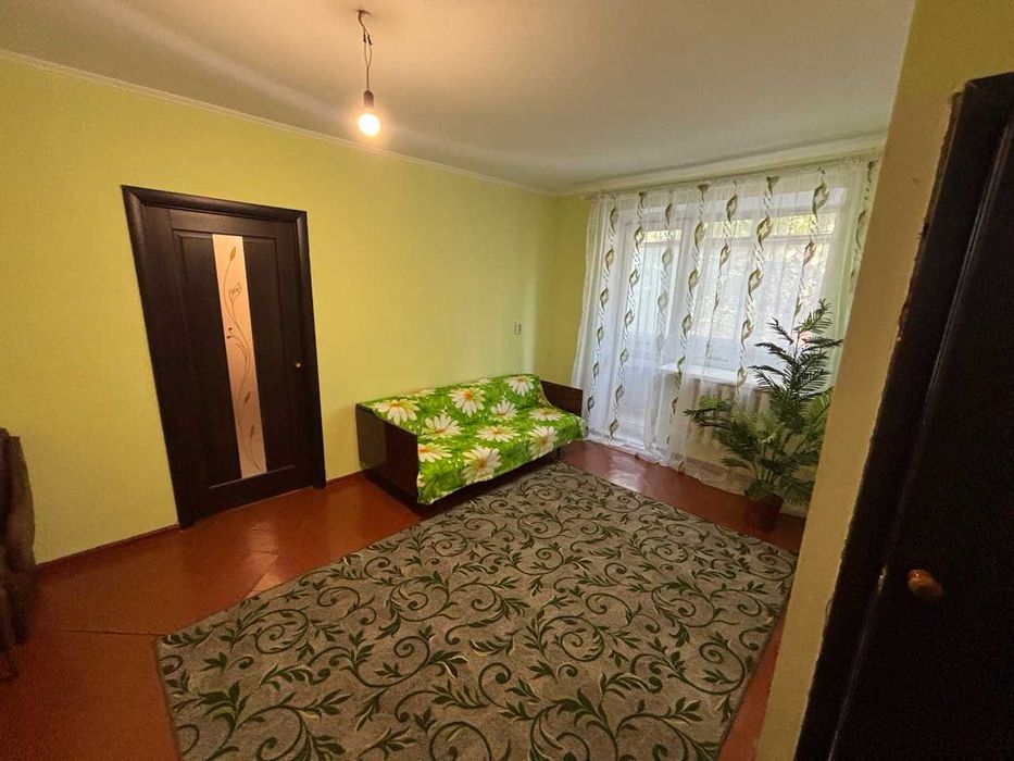 Продается 2 комнатная квартира. Центр. Вид на площадь. Славянск.