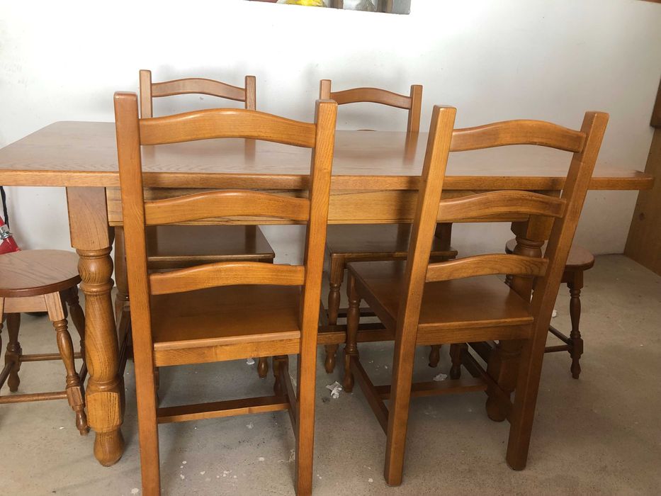 Conjunto de mesa, 4 cadeiras e 2 bancos em carvalho francês
