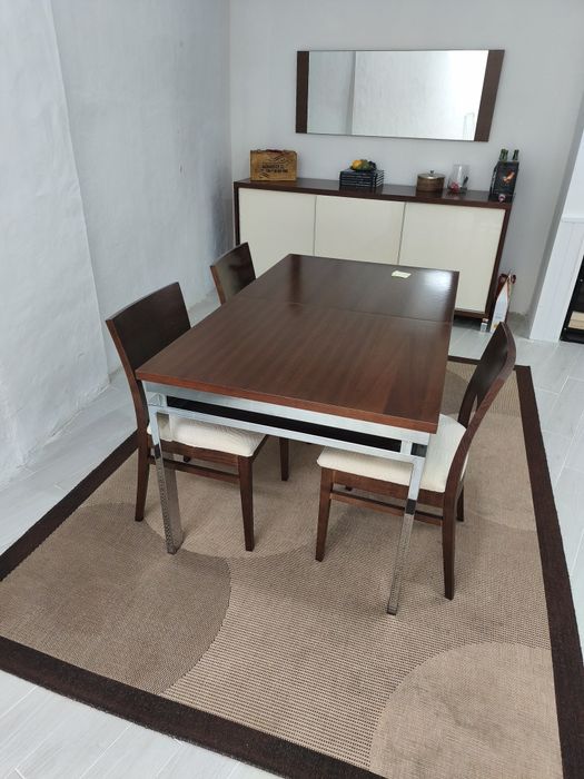 Mesa de jantar, cadeiras, aparador e espelho