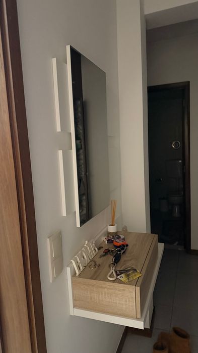 Móvel suspenso de entrada com espelho e gaveta