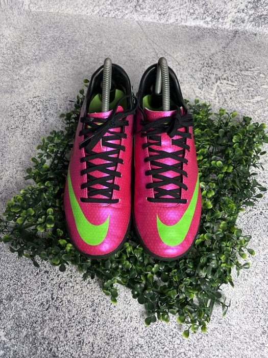 Футбольне взуття: футзалки, бутси Nike