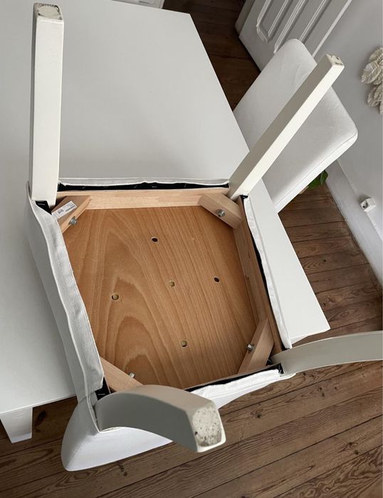 Conjunto de mesa extensivel para 6 pessoas e 4 cadeiras HENRIKSDAL