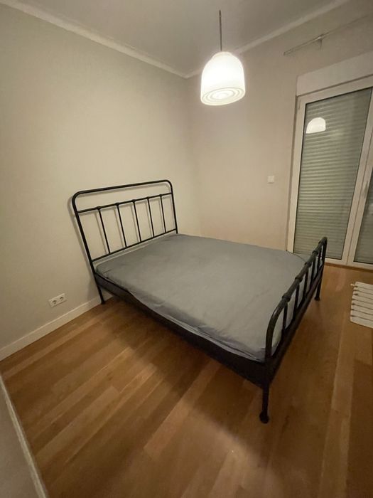 Estrutura de cama de casal e colchao