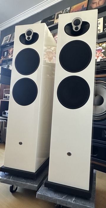 Linn Majik 140 - colunas de chão