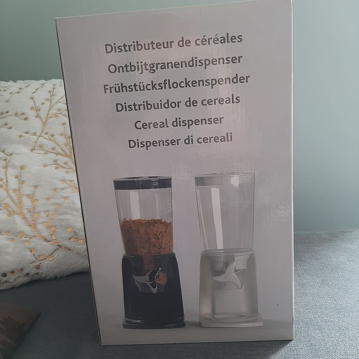 Dispensador de cereiais novo. Dentro da embalagem