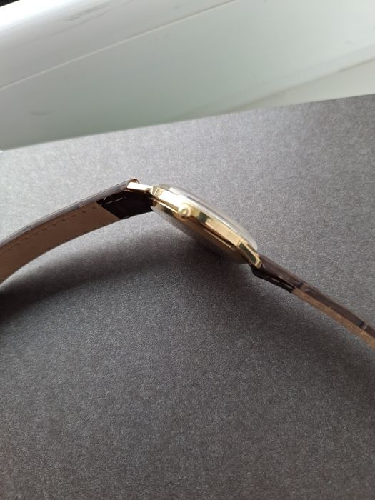 Золотий годинник марки Certina.