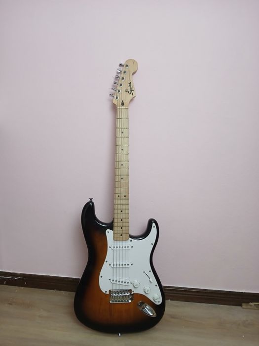 Guitarra elétrica Fender + amplificador + capotraste + capa