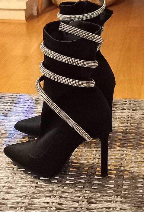 Botins super elegantes com brilhantes. FESTA!