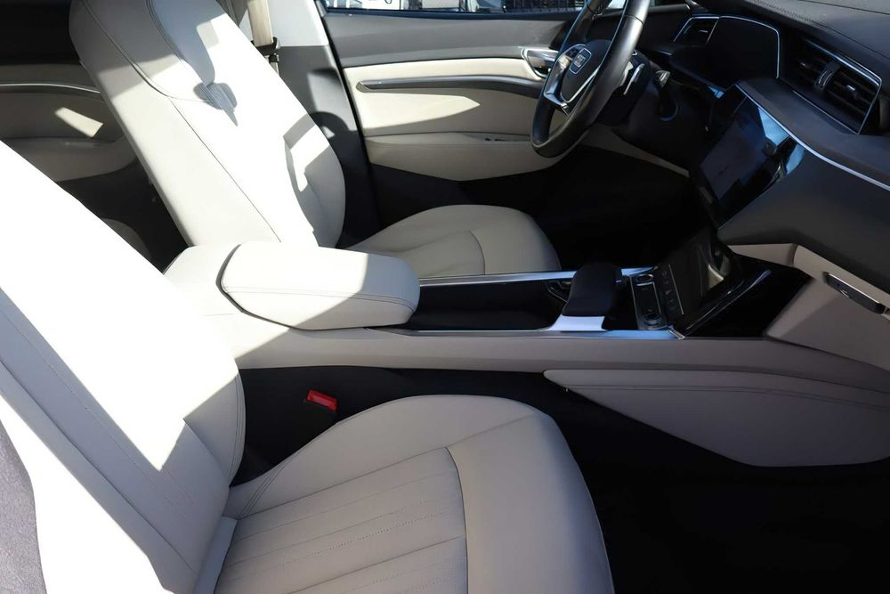 Audi e-tron      2022