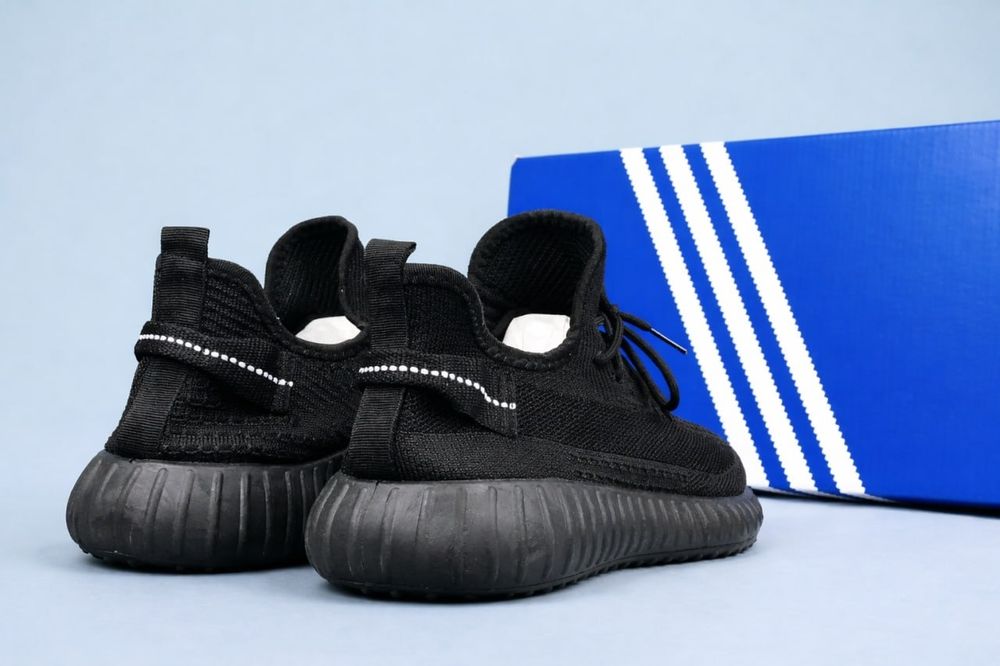 (1334) Кросівки в стилі Adidas Yeezy Boost чорні  (36-44)