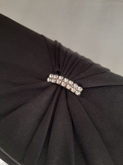 Clutch de cerimónia em preto com brilhantes