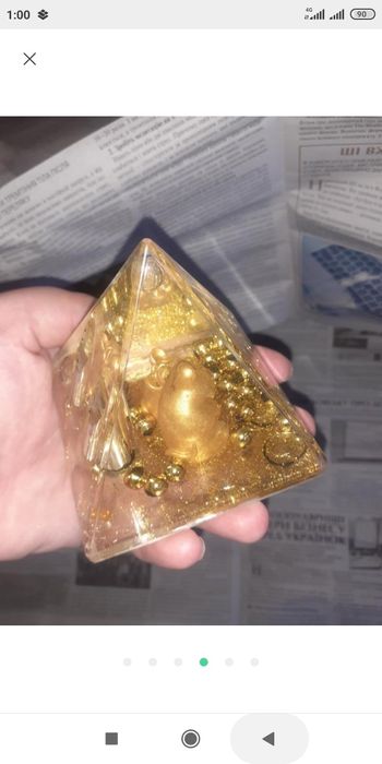 Статуэтка подставка для ручек пирамида золотая с блёстками мышки