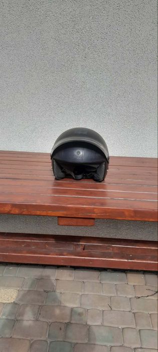 Kask czarny z daszkiem z lat 90