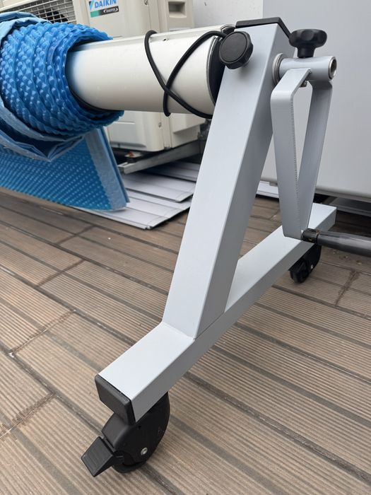 Vendo enrolador de lona/cobertura para piscina em bom estado geral.