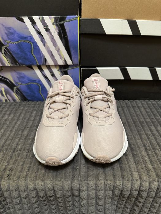 Кросівки жіночі Nike Legend Essential 2 39(25см) оригінал