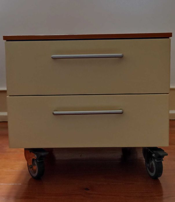 Mesa de cabeceira ou de escritório com rodas