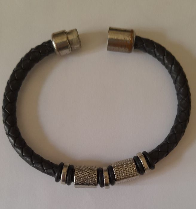 Pulseira couro trançado preto com 5 contas de aço