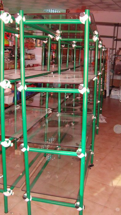 Estantes em vidro com pouco uso