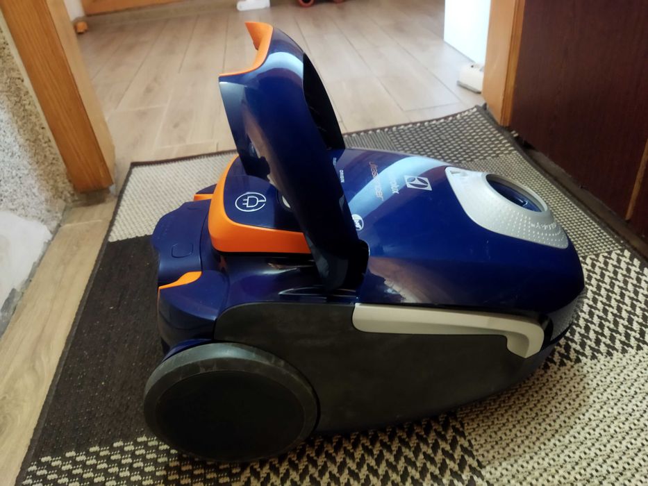 Пылесос ELECTROLUX с мешком для мусора 1800W.