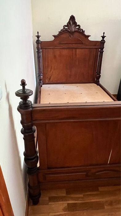 Vendo cama restaurada estilo antigo