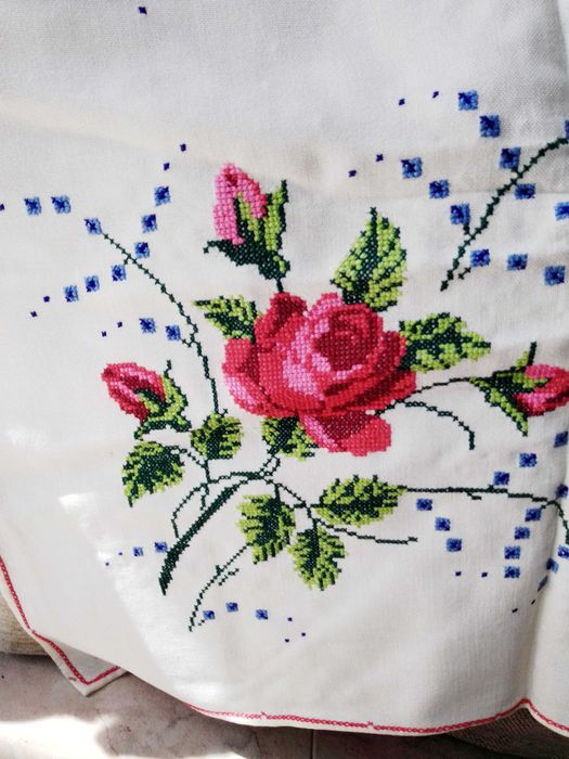 toalha  colcha  bordada á mao grande