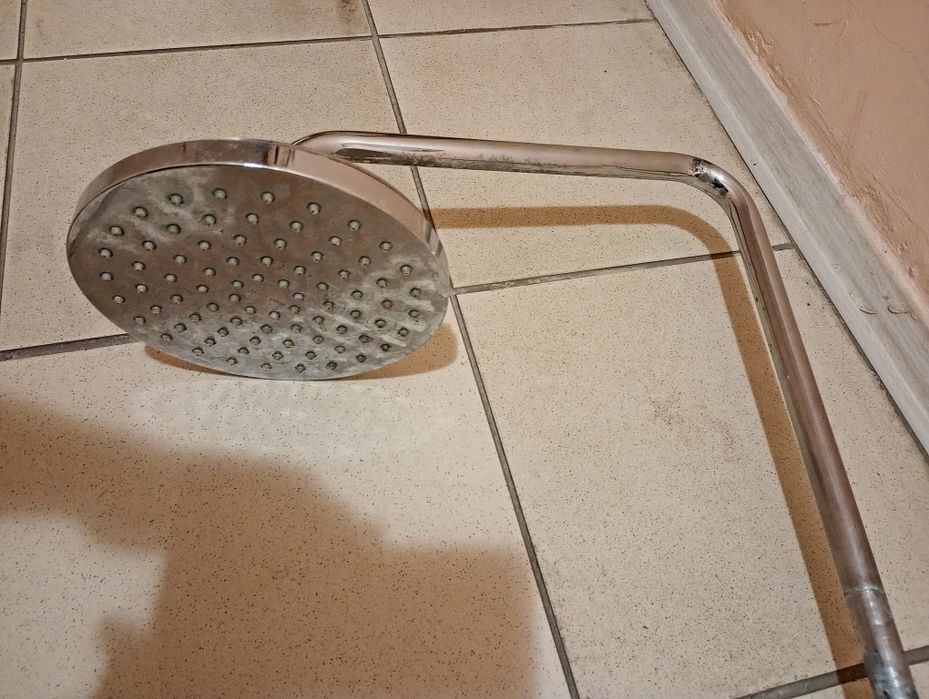 Душевая стойка без смесителя.