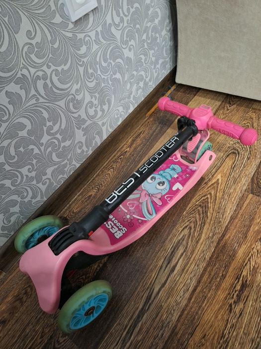 Дитячий самокат для дівчинки