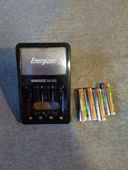 Ładowarka do  baterii paluszków  z  bateriami