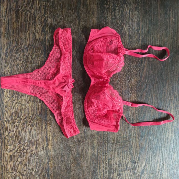 Zmysłowy komplet Passionata - koronkowy biustonosz i stringi r.S