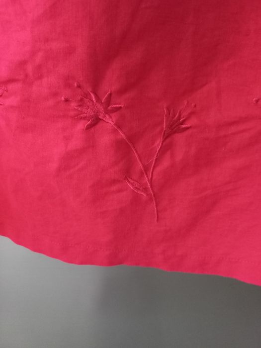 Vestido vermelho comprido com alças e bordados