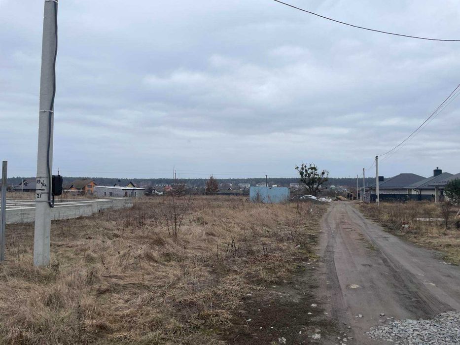 Велика земельна ділянка в с. Зарічани під забудову