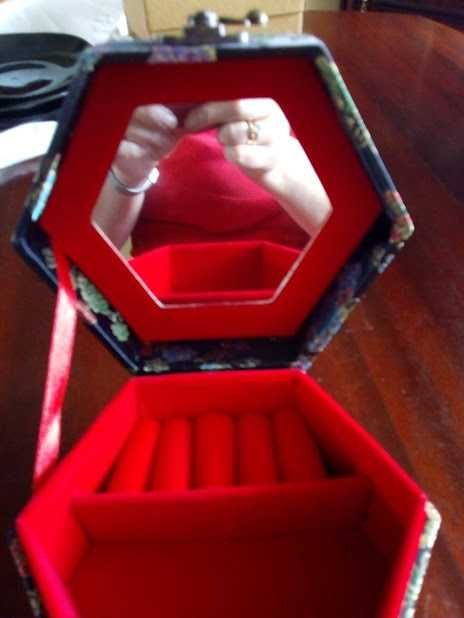 nowe pudełko na biżuterię wyłożone czerwonym aksamitem