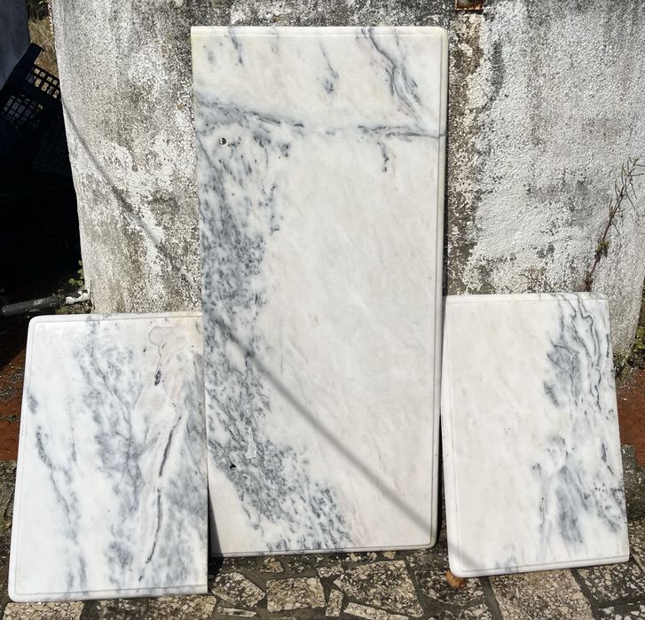 Pedras mármores uma grande e duas pequenas