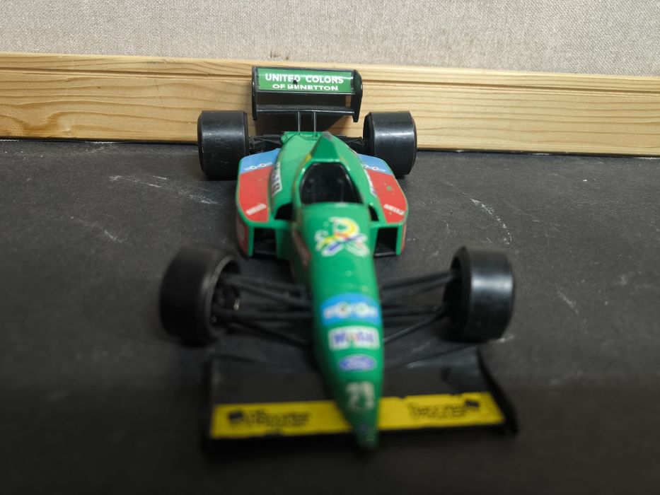 Carro de Corrida SANYO
Miniatura de carro de corrida com detalhes de p