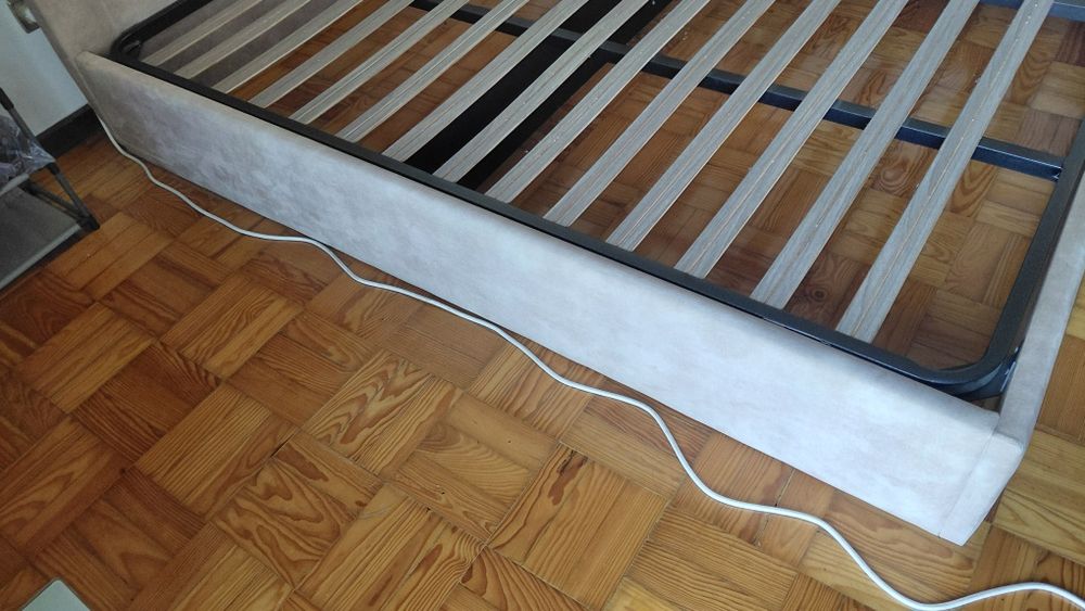 Vendo Cama de casal 200×160 colchão incluído.