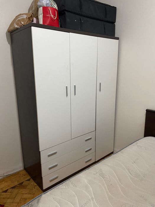 Cama de solteiro e guarda-roupa