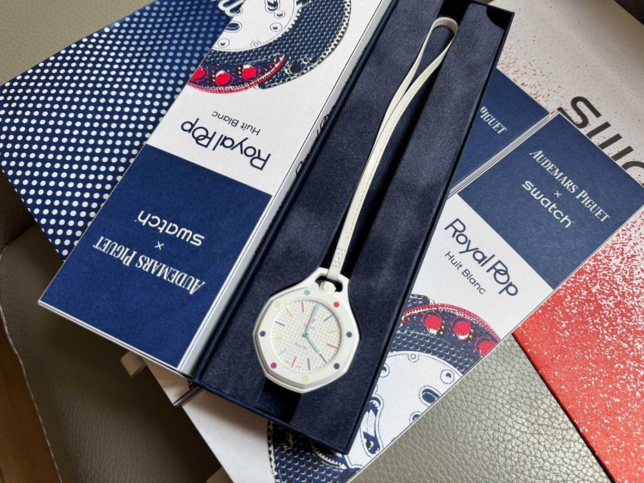 Kultowy Swatch AP Huit Blanc –biały monochromat z kolorowymi akcentami